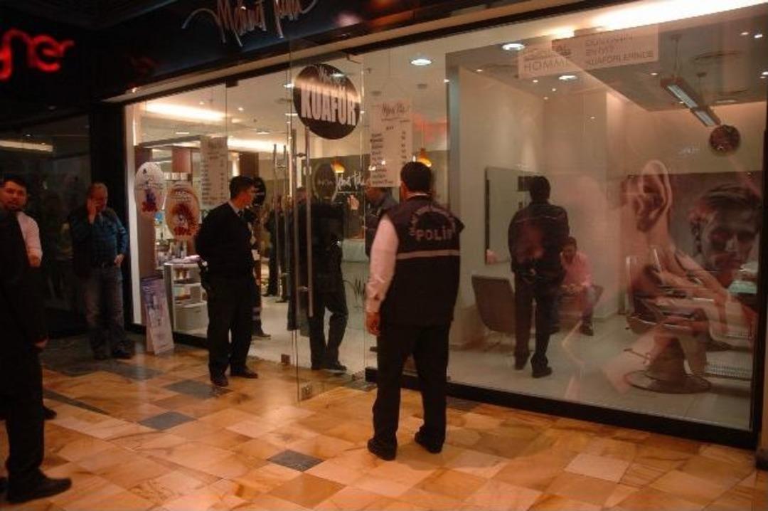 Silahını G&ouml;sterirken Karşısında Oturan Şahsı Vurdu