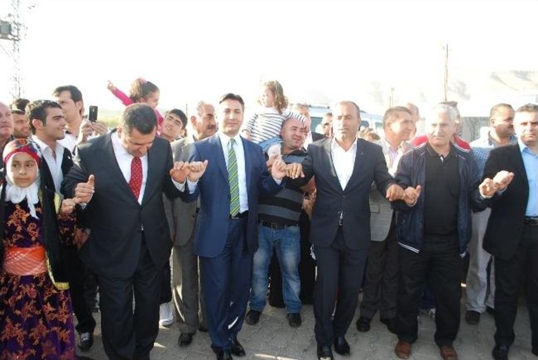 Ak Parti Milletvekilleri T&uuml;rbede Barış İ&ccedil;in Dua Etti