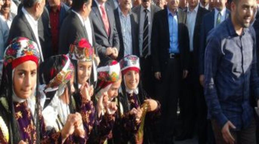 AK Parti Milletvekilleri T&uuml;rbede Barış I&ccedil;in Dua Okudu