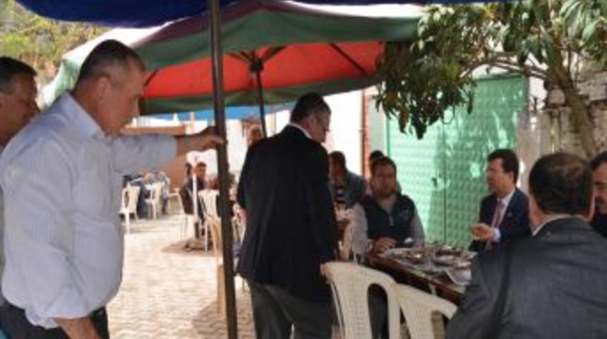 D&uuml;ğ&uuml;ne Katılan AK Parti'li Vekilerin &Uuml;zerine Şemsiye Devrildi