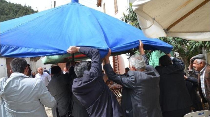 Milletvekillerinin &Uuml;zerine Şemsiye Devrildi