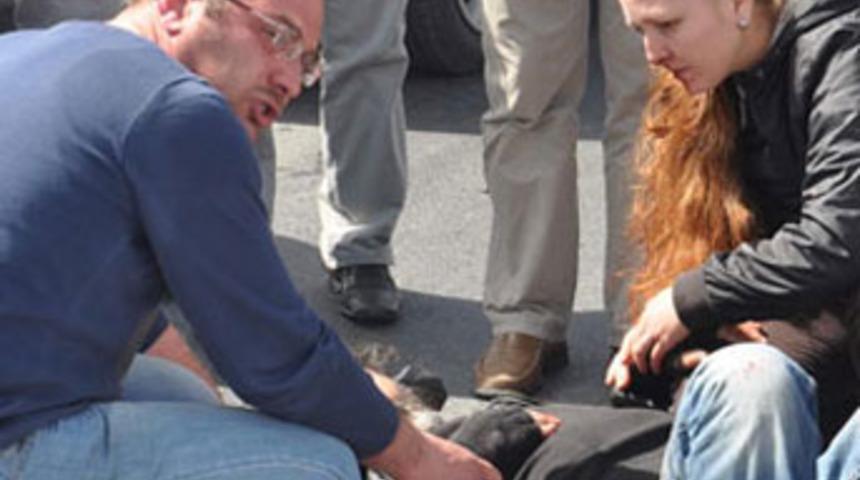 Arkadaşının elini bırakmadı