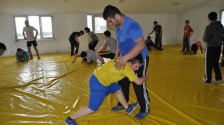 Atalay Anadolu lisesi   T&uuml;rkiye G&uuml;reş Şampiyonasına katılıyor