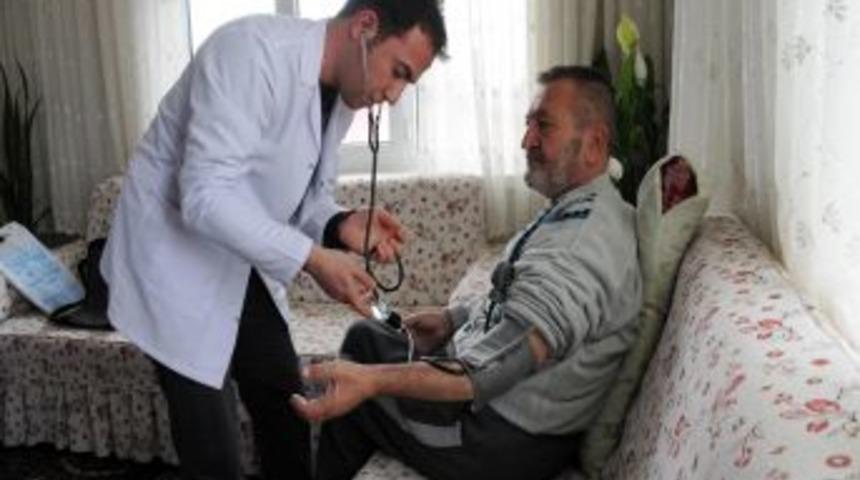 Hemşirelik &Ouml;ğrencileri Ders I&ccedil;in Halka Sağlığı Anlatıyor