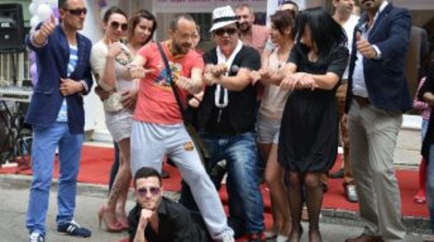 Gangnam Style Eşliğinde G&uuml;zellik Merezi A&ccedil;ılışı