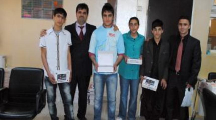 Hakkari FEM Dershanesi Başarılı &Ouml;ğrencilerini &Ouml;d&uuml;llendirdi