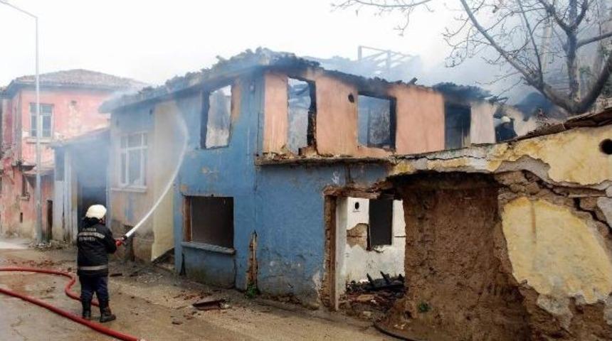 Ahşap Evde &Ccedil;ıkan Yangın Korkuttu