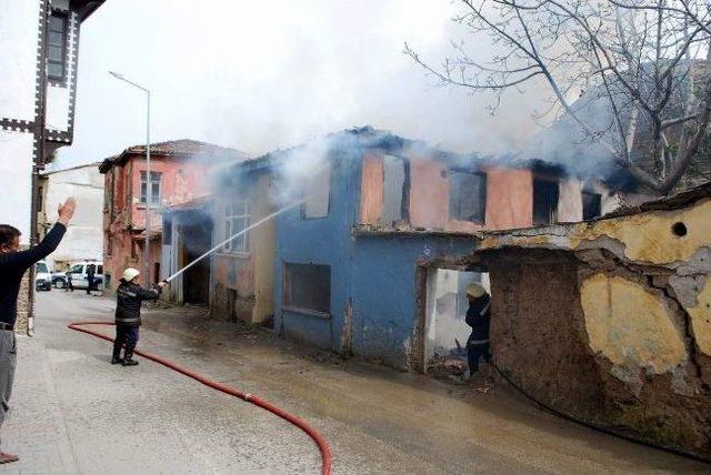 Ahşap Evde Çıkan Yangın Korkuttu