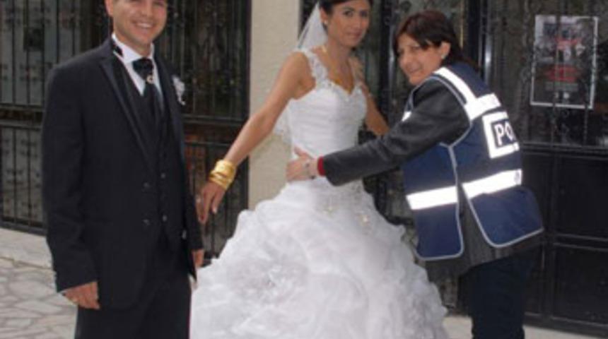 Gelinlikle sınava girdi