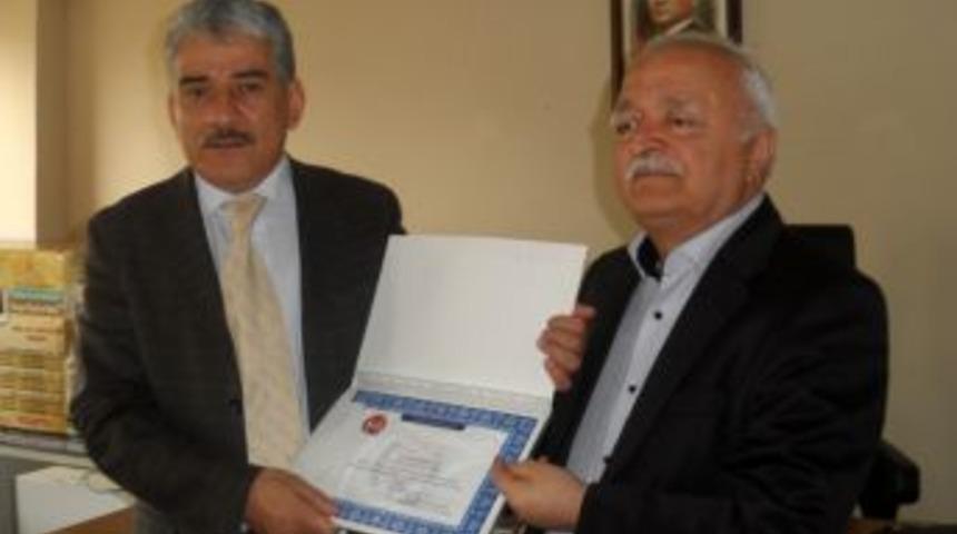 Gazetecilerden Beşer Eğitim Kurumları Y&ouml;neticilerine Teşekk&uuml;r Plaketi