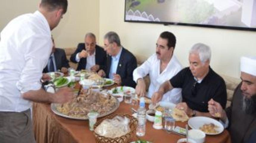 İbrahim Tatlıses, Şanlıurfa&rsquo;da Cami Inşaatının Demirini Bağladı