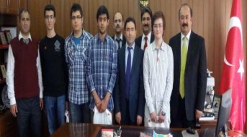 Yeşilyurt Kaymakamı Babahanoğlu, Başarılı &Ouml;ğrencileri Altınla &Ouml;d&uuml;llendirdi