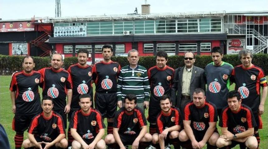 Polisler Ve Basın Mensupları Dostluk Ma&ccedil;ında Kozlarını Paylaştı