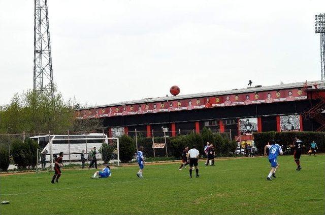 Polisler Ve Basın Mensupları Dostluk Maçında Kozlarını Paylaştı