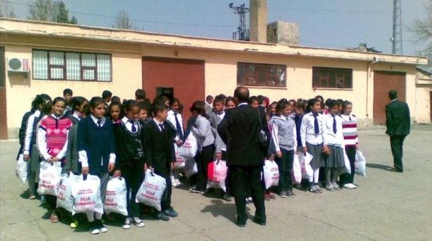 Dicle'de &Ouml;ğrencileri Giydiren Proje