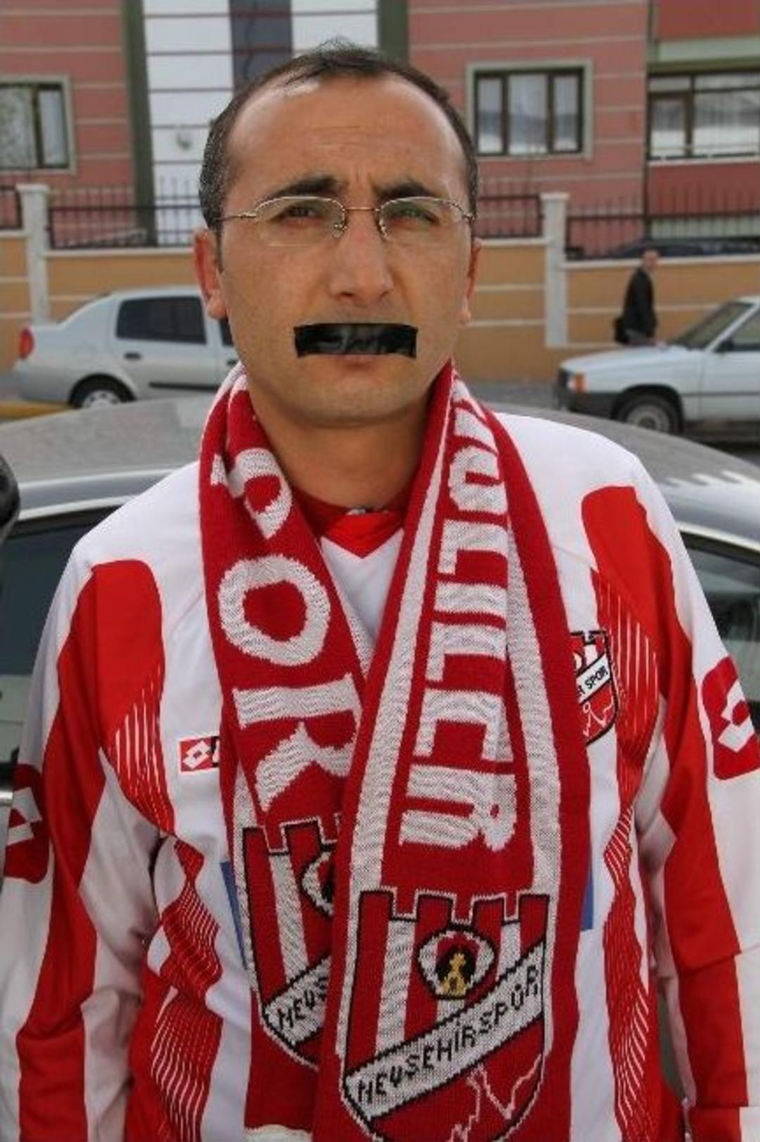 Para Cezası Alan Taraftarlardan İlgin&ccedil; Protesto