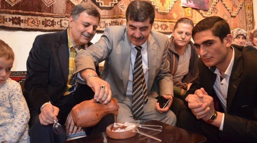 Nevzat Pakdil&rsquo;e Baston Hediye Edildi