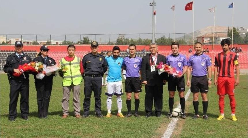 Polisten Futbolculara &Ccedil;i&ccedil;ek