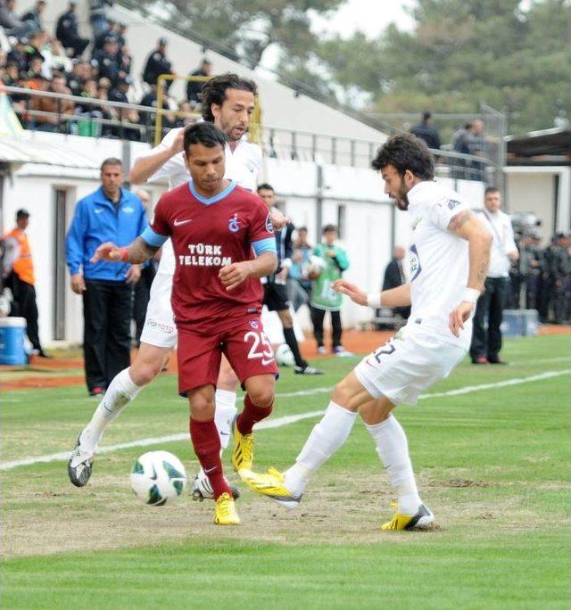 Akhisar Belediyespor-Trabzonspor Maçını Eski Bakan Faruk Özak Da Izledi