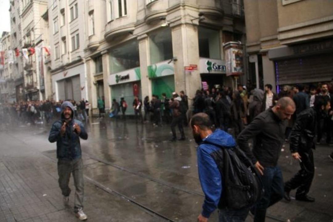 Emek Sineması'na Girmek İsteyen Eylemcilere Polis M&uuml;dahale Etti