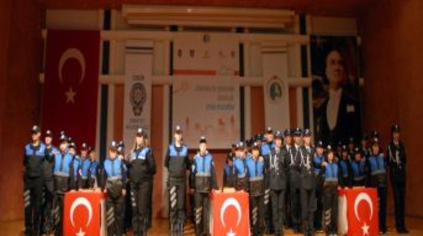 Yemin Ederek Bu &Uuml;lkenin &lsquo;iyilik Polisleri&rsquo; Oldular