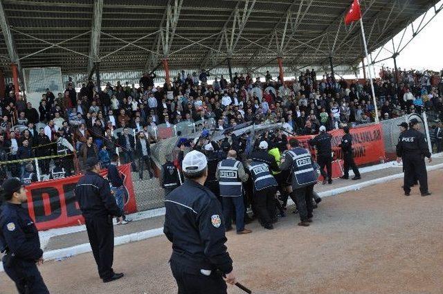 Bölgesel Maçta Futbolcular İle Taraftarlar Yumruk Yumruğa Kavga Etti