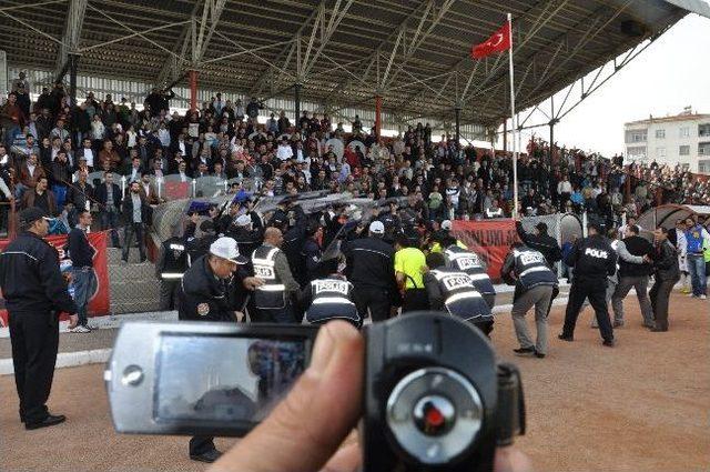 Bölgesel Maçta Futbolcular İle Taraftarlar Yumruk Yumruğa Kavga Etti