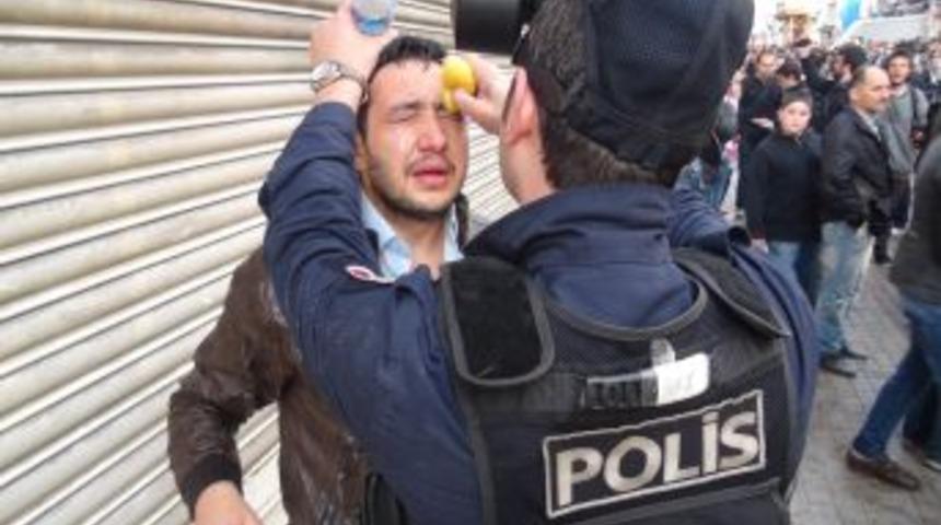 Emek Sineması Önünde Polis Ile Eylemciler Arasında Arbede