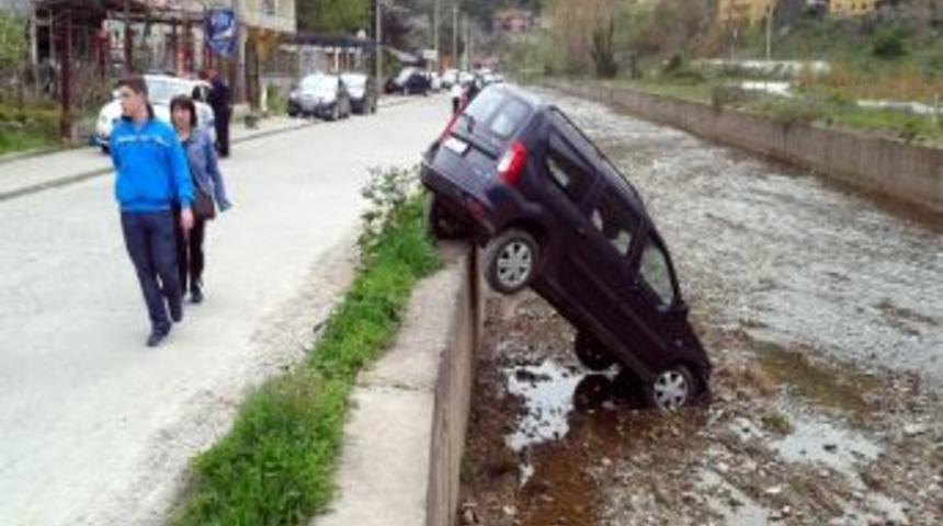 Kontrolden &Ccedil;ıkan Otomobil İstinat Duvarında Asılı Kaldı