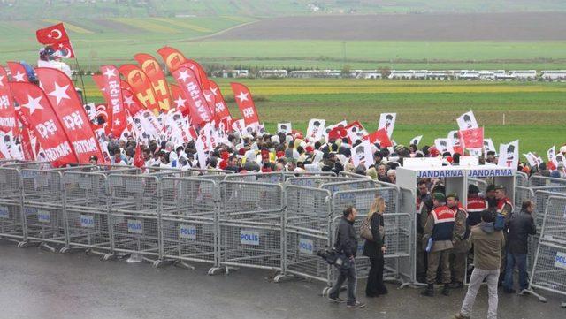 Ergenekon Davası: Eylemciler Silivri'ye Gelmeye Başladı