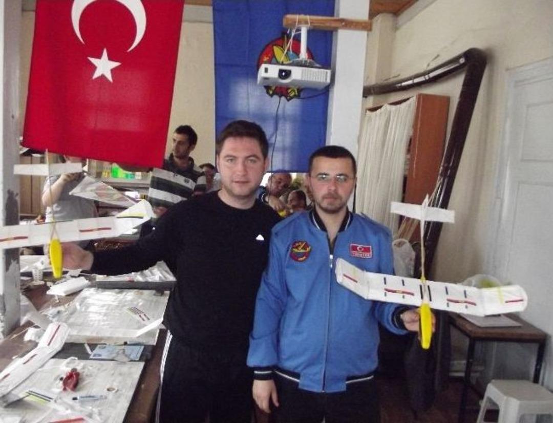 Ev Hanımları Model U&ccedil;ak Kursunda