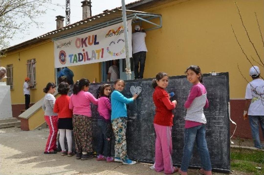 150 G&ouml;n&uuml;ll&uuml;, İki G&uuml;n Boyunca Bir Okul İ&ccedil;in &Ccedil;alıştı