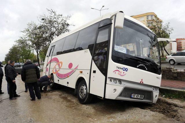 Çanakkale'de Yağmur Günlük Hayatı Olumsuz Etkiliyor