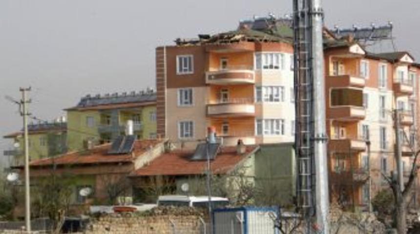 Kayseri'de Kırlangı&ccedil; Fırtınası 30 Evin &Ccedil;atısını U&ccedil;urdu