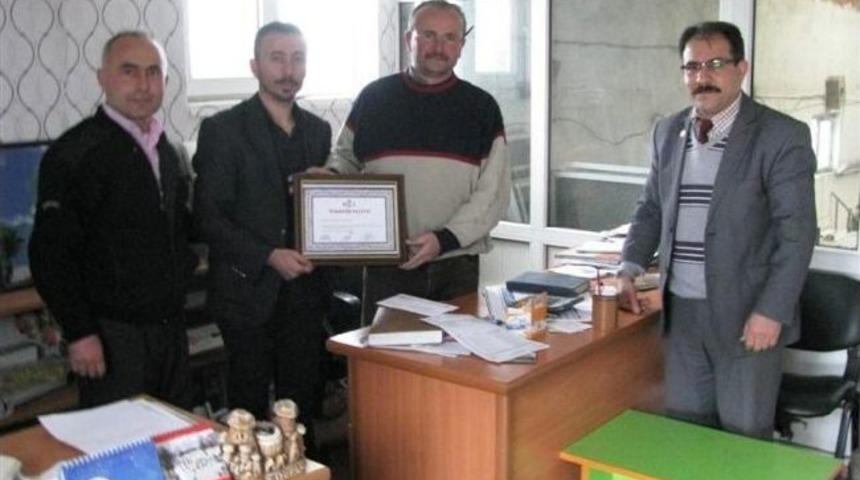 Okul Aile Birliği'nden Yardımsever Esnaflara Teşekk&uuml;r Belgesi