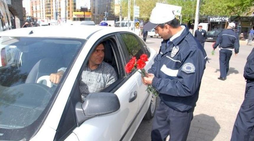 Uygulama Noktasında Polisten Karanfil