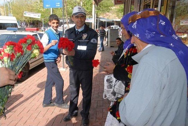 Uygulama Noktasında Polisten Karanfil