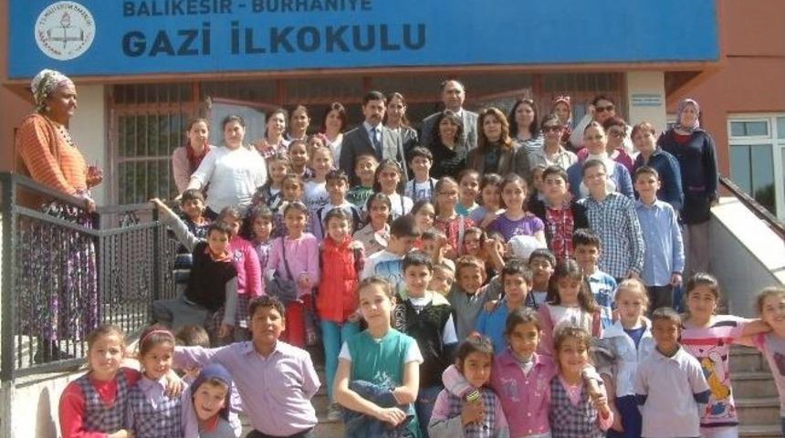 İzmirli &Ouml;ğrencilerden Burhaniye&rsquo;ye Destek