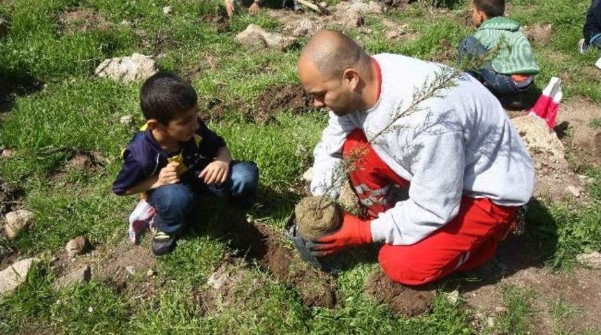 Bayraklı&rsquo;nın Fidanlarını &Ouml;ğrenciler Dikiyor