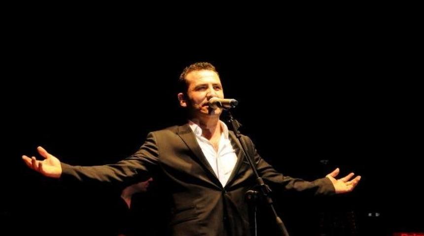 İzmitliler Ferhat G&ouml;&ccedil;er&rsquo;le Coştu