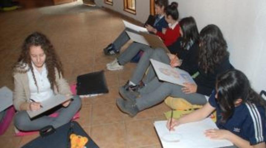 &Ouml;ğrenciler, Resim Becerilerini Geliştiriyor