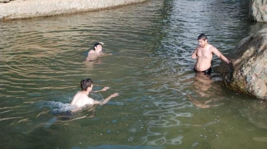 Gen&ccedil;ler Buz Gibi Suda Y&uuml;zd&uuml;