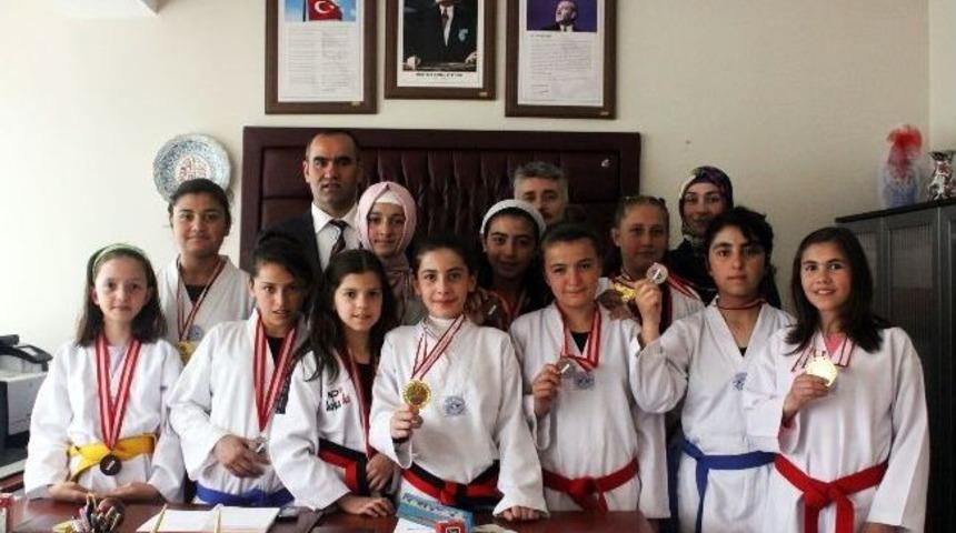 Taekwando Takımı Halk Eğitim Merkezi M&uuml;d&uuml;r&uuml;n&uuml; Ali Erol&rsquo;u Ziyaret Etti