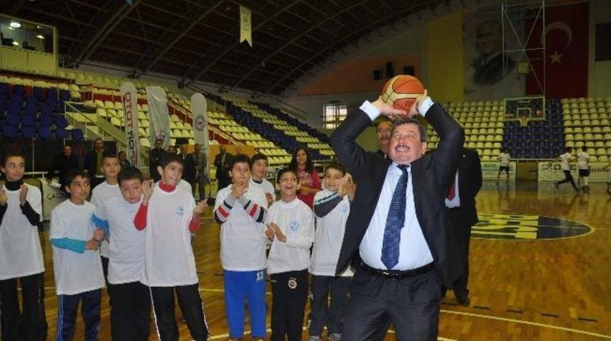 İlk Basketi M&uuml;d&uuml;r Attı