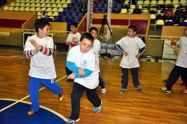 İlk Basketi Müdür Attı