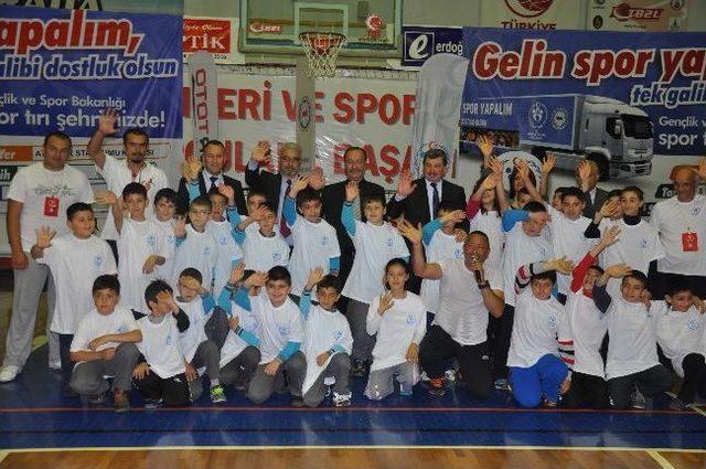 İlk Basketi Müdür Attı