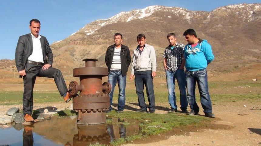 Bitlis'de 34 Yıl &Ouml;nce Bulunan Petrol, Topraktan Sızıp Derelere Karışıyor