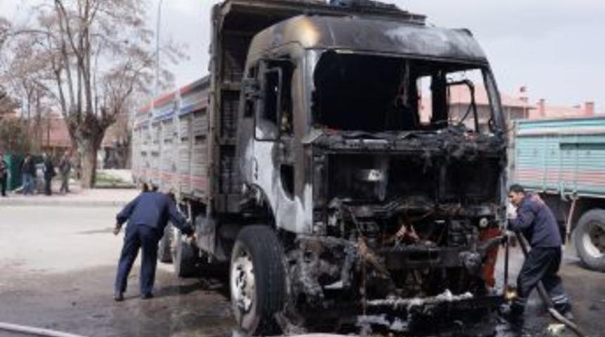 Erzurum'da Çöplüğe Park Edilen Kamyon Yandı