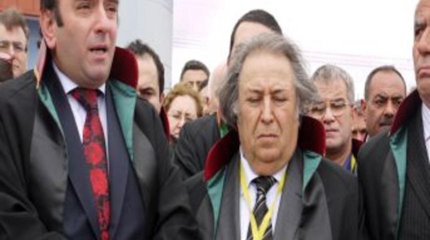 Avukat &Uuml;lgen, Mahkemeyi Su&ccedil;ladı