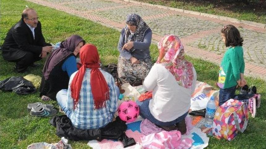 Başkan G&uuml;mr&uuml;k&ccedil;&uuml;oğlu Piknik&ccedil;ilerle Bir Araya Geldi